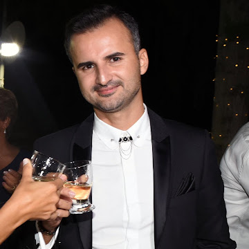 Çağdaş kullanıcısının profil fotoğrafı